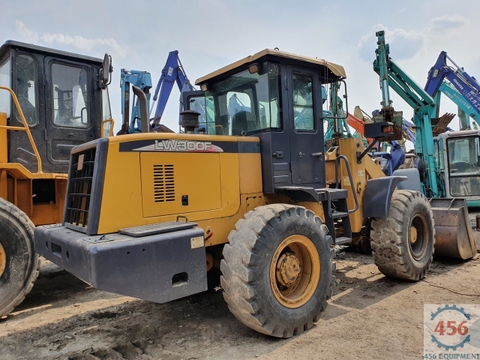 BÁN XÚC LẬT CŨ GẦU 1,7 KHỐI XCMG LW300F ĐỜI 2013