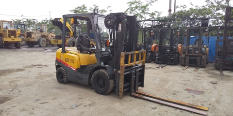 Xe nâng dầu cũ TCM 2.5 tấn FHD25T3 chui container dịch giá dịch càng