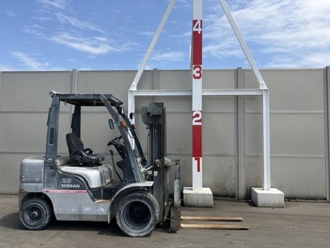 XE NÂNG DẦU NISSAN YL02M25 003702