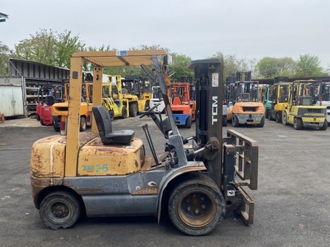 Xe nâng 2,5 tấn giá rẻ TCM FD25Z5 chui cont nâng cao 3m, số sàn gật gù lốp kép.