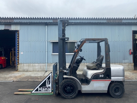 Xe nâng 3 tấn nâng cao 6m NISSAN số tự động, có dịch giá nhập Nhật