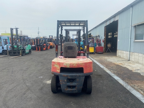 Xe nâng 2 tấn giá rẻ NISSAN FJ02M20 số sàn Nhật bãi