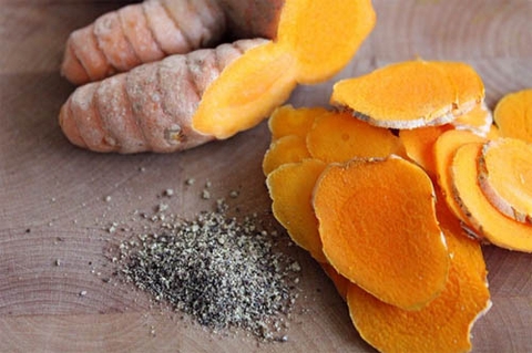 Bạn chắc chắn sẽ trông trẻ hơn rất nhiều với công thức làm đẹp cực kỳ đơn giản từ nghệ và tiêu đen