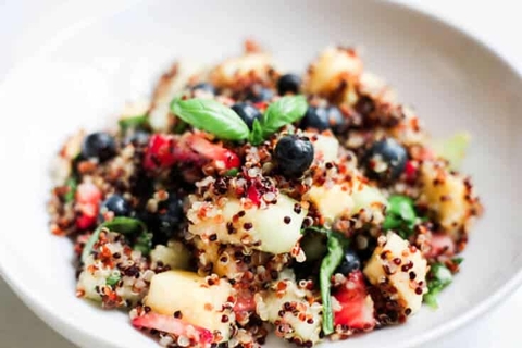 Công thức cho món Salad yêu thích mới của bạn với trái cây và hạt diêm mạch 