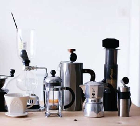 Dụng cụ pha chế trà đen Aeropress – Áp suất từ đôi tay