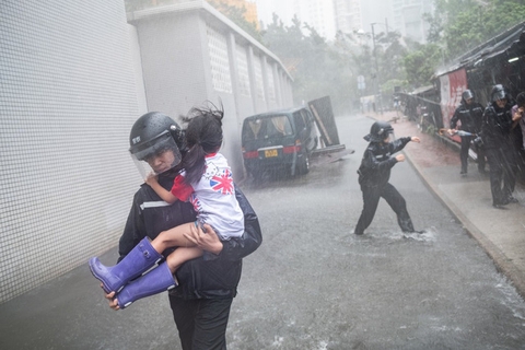 Hong Kong tan hoang sau siêu bão mạnh nhất thế giới