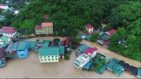 Nghệ An: Nước lũ cuồn cuộn chực 'nuốt' nhà chênh vênh bên sông