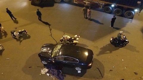 Nữ tài xế lái BMW tông hàng loạt xe đang chờ đèn đỏ, 1 người tử vong