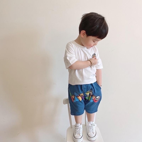 b- BỘ BÉ TRAI ÁO TRẮNG CHOCOLATE QUẦN BÒ