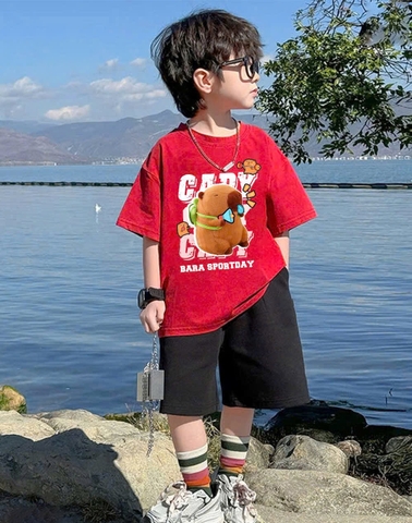 - BỘ ĐÙI BÉ TRAI SIZE ĐẠI ÁO ĐỎ CAPYBARA QUẦN KAKI