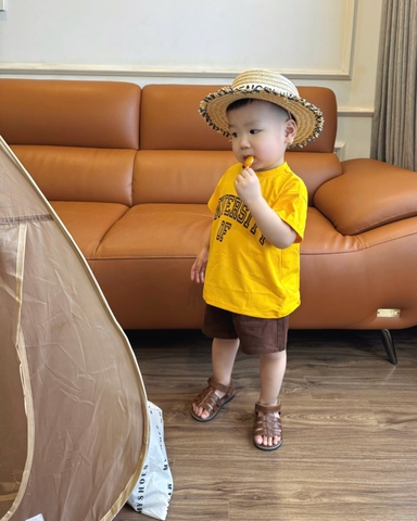 - BỘ ĐÙI BÉ TRAI ÁO VÀNG UNIVER QUẦN NÂU