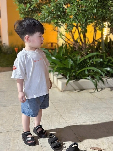 - BỘ ĐÙI BÉ TRAI ÁO TRẮNG Fall in love QUẦN BÒ