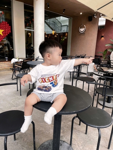 - BỘ ĐÙI BÉ TRAI ÁO TRẮNG PICNIC QUẦN KẺ