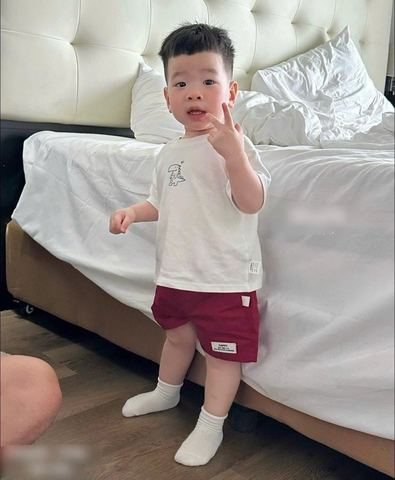 - BỘ ĐÙI BÉ TRAI ÁO TRẮNG KHỦNG LONG HI QUẦN ĐỎ