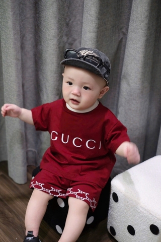 - BỘ ĐÙI BÉ TRAI ĐỎ CỔ VIỀN PHỐI GUCCI