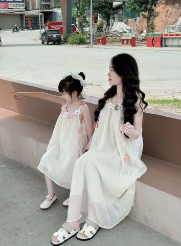 - VÁY ĐÔI MẸ BÉ 2S MÀU BE ĐÍNH HOA
