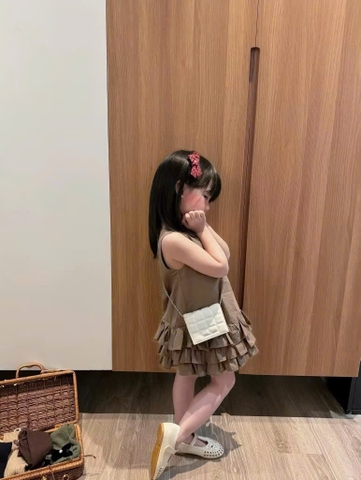 - VÁY BÉ GÁI NÂU SÁT NÁCH BÈO GẤu