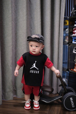 - BỘ ĐÙI BÉ TRAI ÁO ĐEN TAY ĐỎ JORDAN