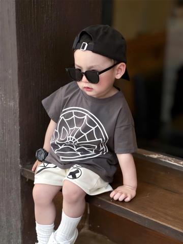 - BỘ ĐÙI BÉ TRAI ÁO XÁM NHỆN TRẮNG QUẦN BE