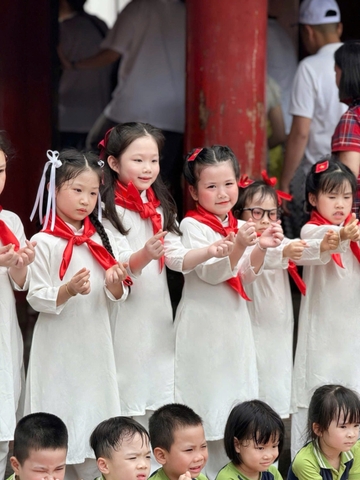 - SET ÁO DÀI BÉ GÁI TRẮNG KÈM KHĂN ĐỎ Em bé