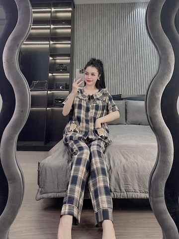 - BỘ PYJAMA KẺ CARO CÚC CỔ BÈO TÚI GẤU