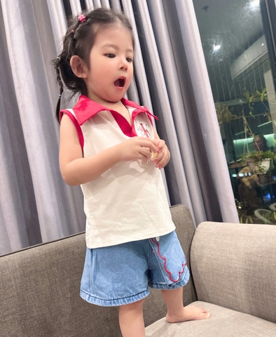 - BỘ BÉ GÁI ÁO TRẮNG CK CỔ ĐỎ QUẦN BÒ