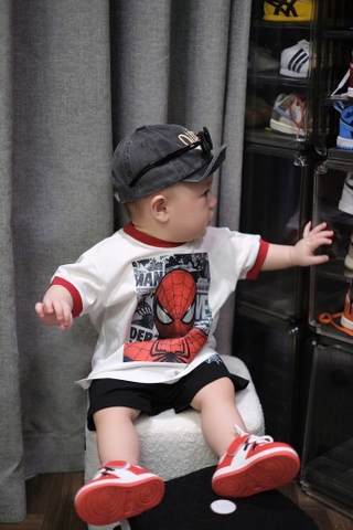 - BỘ ĐÙI BÉ TRAI ÁO TRẮNG MARVEL CỔ VIỀN ĐỎ