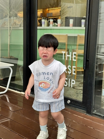 - BỘ ĐÙI BÉ TRAI ÁO TRẮNG MÌ RAMEN QUẦN XANH SỌC