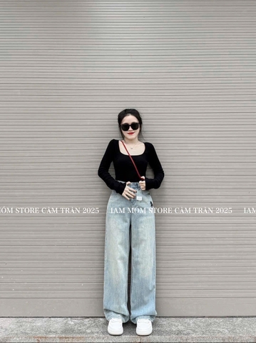 - QUẦN JEANS SUÔNG XANH NHẠT TÚI IN GẤU LV