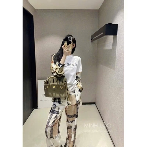 - BỘ NỮ ÁO CỘC TRẮNG BBR QUẦN KẺ LOANG