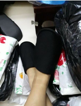 Dép nỉ giữ ấm đi trong nhà hàng không màu đen