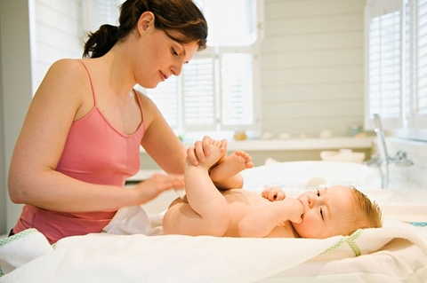Kinh nghiệm đóng bỉm thay bỉm cho trẻ sơ sinh đúng cách