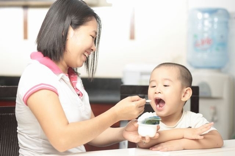 NÊN CHO TRẺ EM ĂN SỮA CHUA MỖI NGÀY