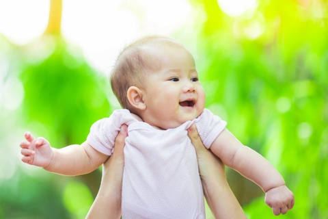 Tầm quan trọng của canxi – vitamin D và tắm nắng cho Bé