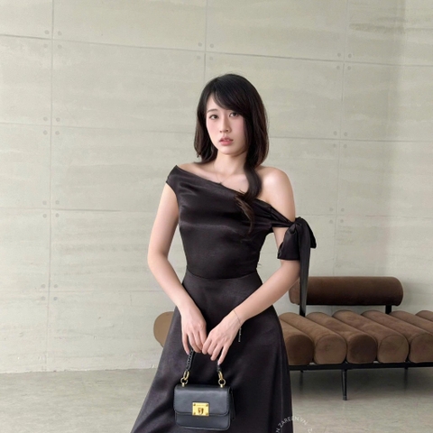 ĐẦM LỤA LỆCH VAI DÁNG DÀI ZAREEN DAX124