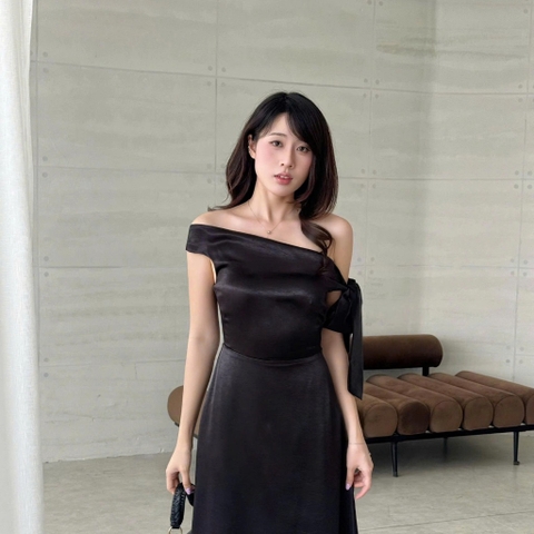 ĐẦM LỤA LỆCH VAI DÁNG DÀI ZAREEN DAX124