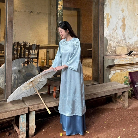 ÁO DÀI VÂN TỬ LỤA CỔ TRÒN ĐÍNH NÚT BƯỚM ZAREEN ADI10