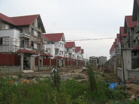 Lãi suất giảm, bất động sản vẫn tê liệt
