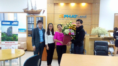 ĐẠI DIỆN ĐỐI TÁC NEWHOUSING TẶNG HOA CÁN BỘ NHÂN VIÊN EPHATLAND NHÂN NGÀY 8/3