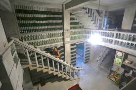Độc lạ ngôi nhà xây bằng hàng chục nghìn vỏ chai của ‘dị nhân’ Hội An