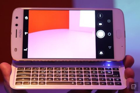 Đặc biêt cận cảnh phụ kiện bàn phím QWERTY cho Moto Z2 Play cực độc đáo