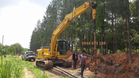 Máy đóng cọc lắp năng lượng mặt trời