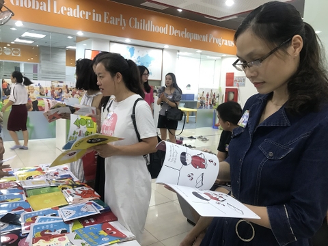 Làm cha mẹ thời 4.0: Smartphone hay đọc sách?