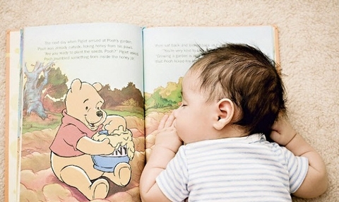 Có nên đọc sách cho bé sơ sinh không?