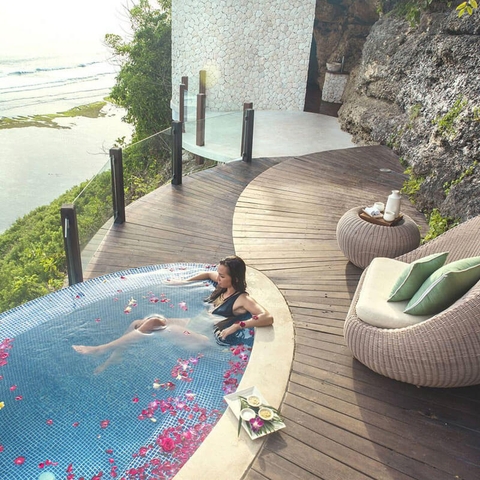 Trải nghiệm free xông đèn chân đá muối Himalaya tại Rose spa