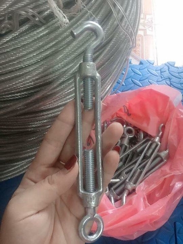 Dây cáp bọc nhựa , tăng đơ , khóa cáp dùng để căng lưới.
