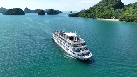 Paradise Grand Cruise: 2 days-1 night/ 3 days-2 nights (Hanoi- Halong Bay/ Lan Ha Bay- Tuan Chau)-4,300,000 VND.