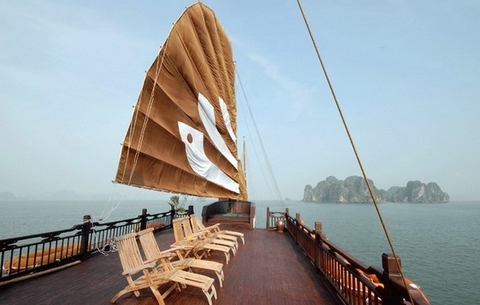 Bhaya Classic Cruise: 2 days-1 night/ 3 days- 2 nights (Hanoi- Halong Bay- Tuan Chau)-2,500,000 VND.