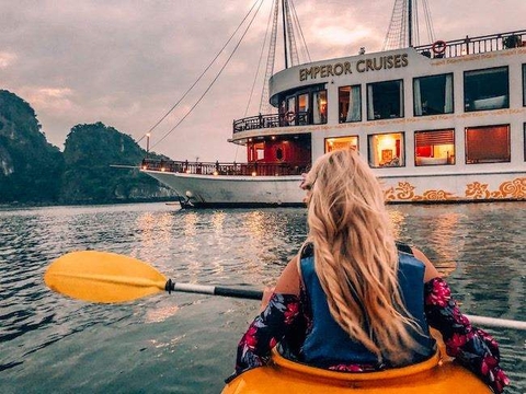 Emperor Hạ Long Cruise: 2 days-1 night/ 3 days-2 nights (Hanoi- Halong Bay/ Lan Ha Bay- Tuan Chau)-3,500,000 VND