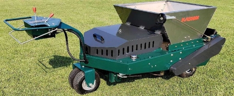 Máy rải cát và mùn cho sân golf dạng băng tải